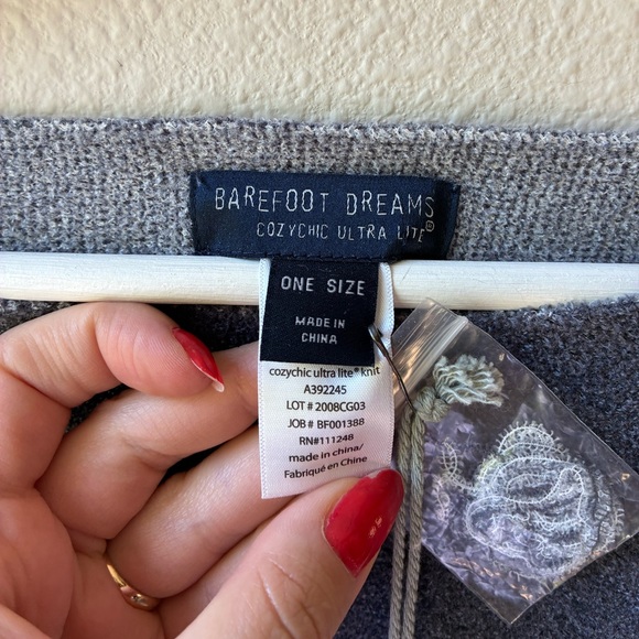 NWT Barefoot Dreams CozyChic Ultra Lite Ocean Breeze Poncho - Picture 5 of 9